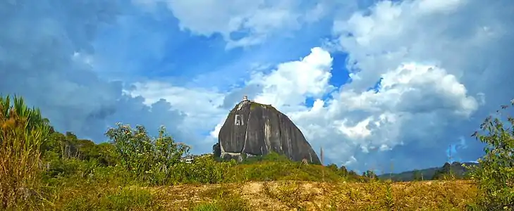 Der Fels von Guatapé in der Landschaft