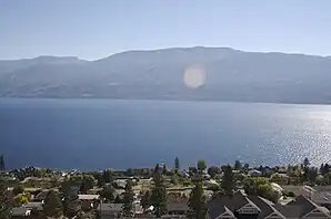 Okanagan Lake mit Peachland im Vordergrund