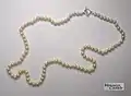 Die Perlen einer einfachen Kette bilden eine Reihung.