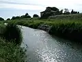 Der Pecora als Grenzfluss zwischen Scarlino (links) und Follonica (rechts)