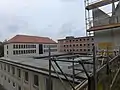 Vom Scharrer-Gymnasium aus sieht man auf die Betonwände der Außenseite des rekonstruierten Pellerhofs