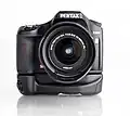 Pentax K200D mit Batteriegriff D-BG3 und DA 18–55&nbsp;mm 1:3,5–5,6 AL II