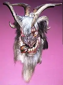 li: Vogelpercht und Schönpercht (Volkskundemuseum Salzburg)re: Schiechperchtenlarve (St. Johann / Pongau)