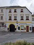 Perchtoldsdorfer Haus mit Spion in der Hochstraße no. 27; im Erker des ersten Stockwerks mit Blick auf das Tor und die Straße