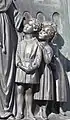 Kinder blicken zu Pere Girard (Ausschnitt aus dem Relief, Seitenansicht)