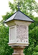 1719 vor dem Eingang der Kirche aufgestellte Pestsäule