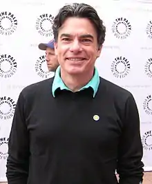 Peter Gallagher spielte Sandford „Sandy“ Cohen