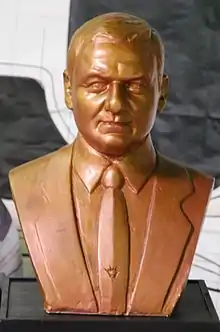 Büste Peter Monteverdis in seinem Automobilmuseum in Binningen