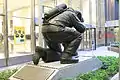 „The Kneeling Fireman“ (Der kniende Feuerwehr­mann), Denkmal in der East 43rd Street (⊙40.753797-73.979634).