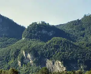 Rachelwand und Burgstall der Rachelburg am Petersberg bei Flintsbach.
