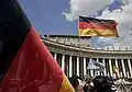Petersplatz: Mit deutschen und bayerischen Flaggen feiern deutsche Pilger die Wahl Papst Benedikts&nbsp;XVI.