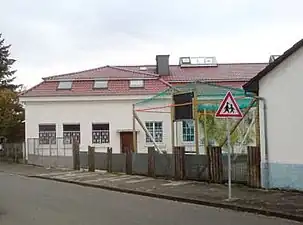 Petrusgemeinde von der Waldstraße aus gesehen, mit gemeindeeigenem Spielplatz