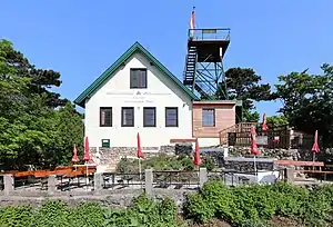 Rudolf-Proksch-Hütte mit Klesheimwarte am Pfaffstättner Kogel