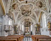 Inneres einer Kirche mit Blick zum Hochaltar