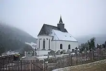 Die Kleinzeller Pfarrkirche an einem nebeligen Tag.