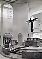 Ehemaliger Doppelaltar in einer Aufnahme um 1956 mit Blick in die Taufkapelle (links) und in die Unterkirche (hinter dem Altar)