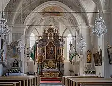 Blick durch Kirchenraum zum Hochaltar