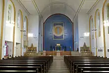 Nische im Kirchenschiff links: Eibinger Reliquienschatz / im Altarraum mittig: Reliquienschrein der hl. Hildegard v. Bingen.