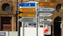pfeilförmige Wegweiseschilder, hinter der Kreuzung