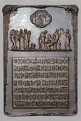 Die Inschrift lautet: "Dieser Bau wurde 1905 – 1907 errichtet und von Privatier Louis Laiblin seiner Vaterstadt zur Pflege des Schönen und Edlen gestiftet"
