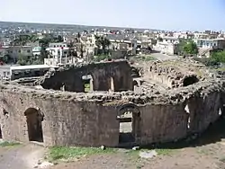 Das antike Theater von Philippopolis, im Hintergrund die moderne Stadt Schahba