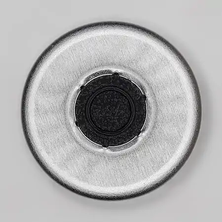 Phiole von oben mit aufgebrochenem Deckel für Impfstoff mit der zentralen Einstichfläche für die Spritze. Der Außendurchmesser des Deckels beträgt 14 Millimeter.