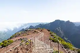 Sicht vom Gipfel auf die Aussichtsplattform im Nordwesten