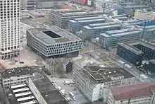Blick vom Prime Tower Zürich auf das Nagelhaus an der  Turbinenstrasse 12–14, mit dem Netzwerk des Künstlers Pierre Haubensak.