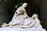 Denkmalgeschützte Pieta neben der Kirche