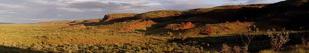 Angeschnittene gebänderte Eisenformation der Dales Gorge Formation nahe Pannawonica, Pilbara, Western Australia