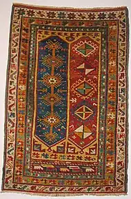 Linkes Bild: Südwestanatolischer Teppich mit leuchtenden, aber harmonischen FarbenRechtes Bild: Kurdische Zelttasche (Tschowal), ca. 1880, mit harschen synthetischen Farben