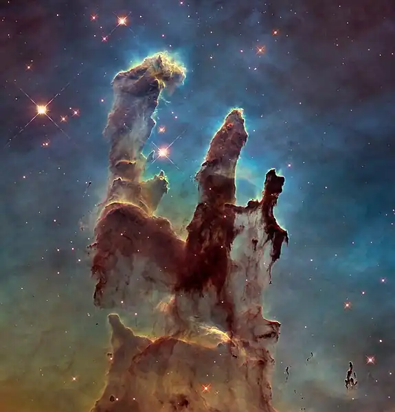 Aufnahme eines Ausschnitts des Adlernebels mittels Linienfilter des Hubble-Weltraumteleskops (Falschfarben-Darstellung): Die Säulen der Schöpfung.