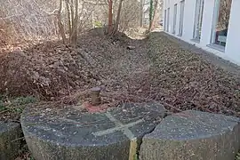Mühlsteine am trockengelegten Pilsach-Leitgraben vor dem Hauptgebäude