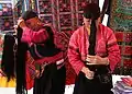 Yao-Frauen erläutern ihre Haartracht