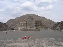 „Mondpyramide“ von Teotihuacán (um 400 n.&nbsp;Chr.) mit späterem Vorbau