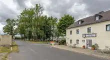 Das Foto zeigt von der Hauptstraße den Knotenpunkt des Stadtteils