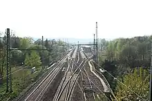 Blick von der Stadtbrücke über die Gleise der Bahnstrecke Dresden – Děčín zum Bahnhof, über die beiden linken Gleise wird der Fern- und Güterverkehr in Richtung Dresden abgewickelt, die beiden rechten Gleise nutzen die S-Bahnlinien S1 und S2