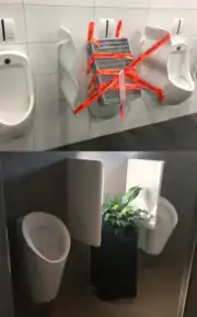 Aufgrund der Abstands­regelung blockierte Urinale