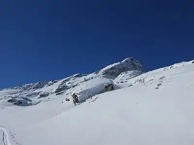 Piz d’Emmat Dadaint, von Nordosten aus betrachtet.