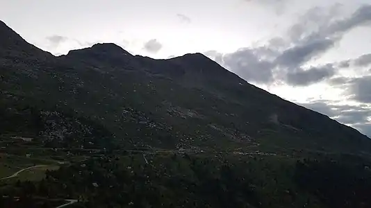 Piz dil Crot (links) und Piz Miez/Cimalmotta, aufgenommen vom Lago di Lei