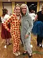 Frauen in Onesies  (links mit Pizza-Dekor)