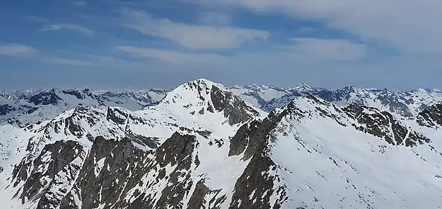 Die breite Gipfelpyramide des Pizzo Stella, vom Pizz Gallagiun aus aufgenommen (für Annotationen der einzelnen Berge aufs Bild klicken).