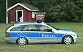 Streifenwagen Mercedes-Benz C-Klasse in neuer blau-silberner Farbgebung