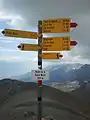 Der Wegweiser am Passübergang auf der Plaine Morte in 2927&nbsp;m Höhe. Die Spitze des Bergs ist 2993&nbsp;m&nbsp;ü.&nbsp;M. hoch