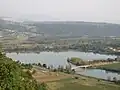 Plan d’eau Cuchet: Nachdem der Canal Brégnier die natürliche Rhone verlassen hat, tangiert er einen künstlichen See.