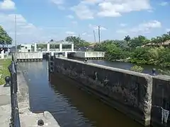 Lock No. 1 am North New River Canal mit modernem Wehr im Hintergrund