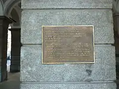 Plakette am Rathaus neben dem Émile-Chanoux-Platz in Aosta