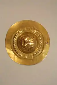 Goldamulett mit eingeprägtem Kopf