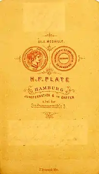 Revers CdV Abbildung Vorder- und Rückseite einer Medaille (Silberne Medaille), Ausstellung 1869 Hamburg; (Atelier) H.F. Plate, Hamburg; Lithograf Karl Krziwanek, Wien; um 1870.