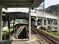 Bahnhof Seiryū-Shin-Iwakuni, darüber die Schnellfahrstrecke